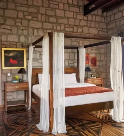 Simurg Inn (15+)